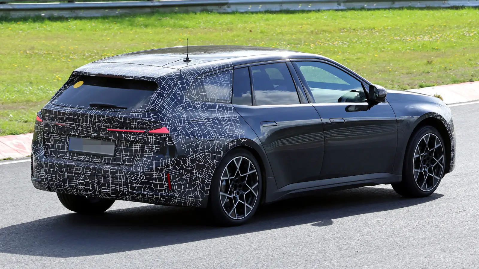 BMW i3 Touring: electricul practic pentru familie, 2027