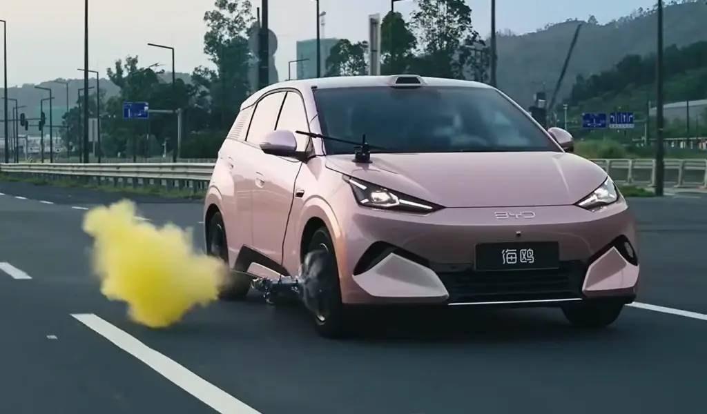 Test extrem: Cum a reacționat noul BYD Seagull la o explozie de anvelopă la 140 km/h