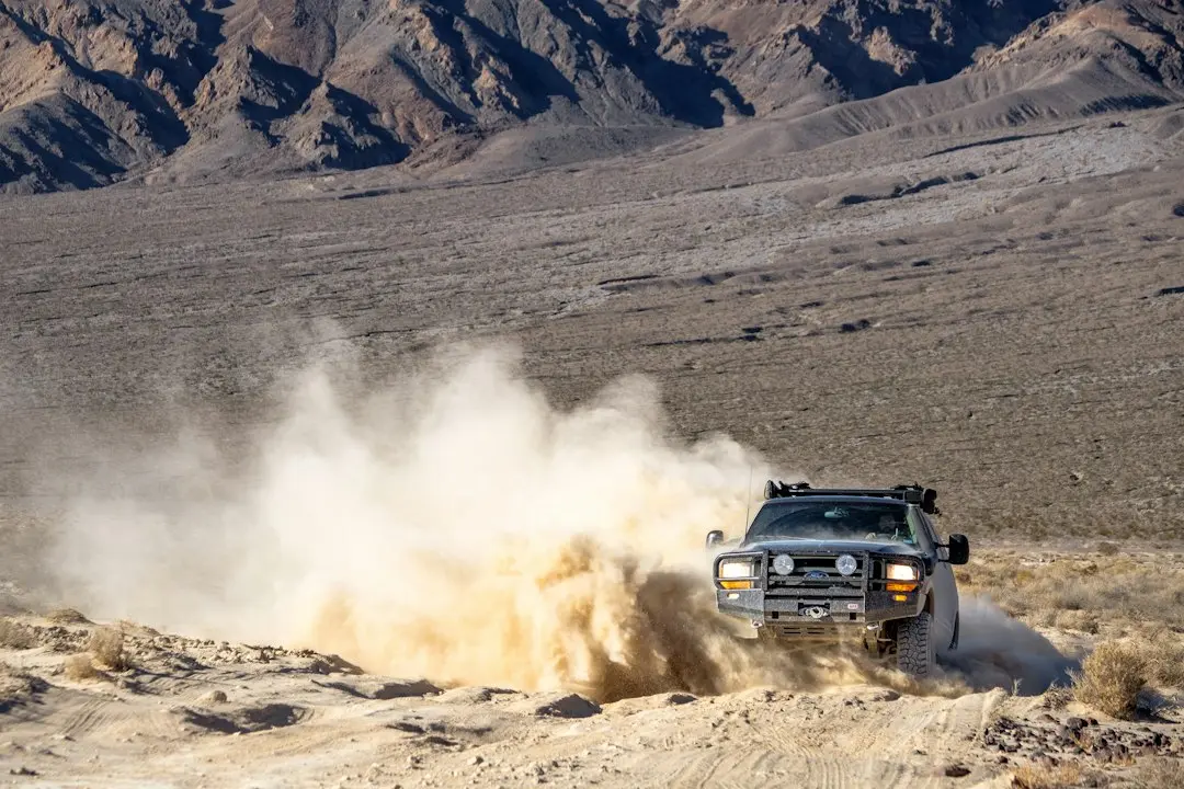 Duel extrem în off-road între BYD Shark, Toyota Hilux și Ford Ranger