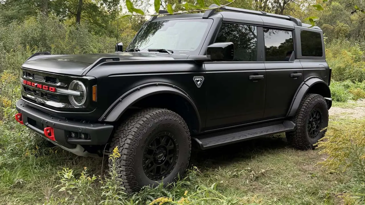 Ford Bronco ORV: Pachetul Custom Garage aduce suspensie Fox și protecție Raptor din fabrică