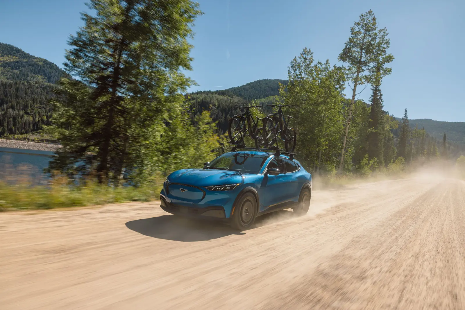 Ford Mustang Mach-E 2027: Electricul devine sportiv, dar tăcerea divide