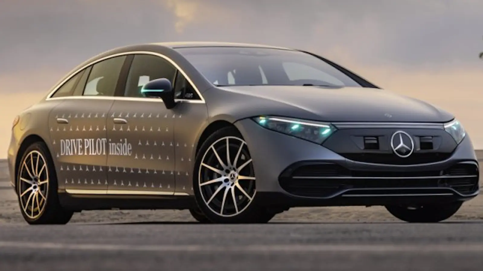 NHTSA vrea lumini albastre pentru mașini autonome: ce se schimbă pentru Tesla și alte AV-uri