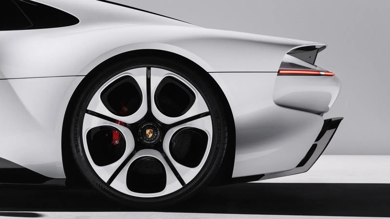 Porsche se pregătește să înfrunte Ferrari cu un nou supercar motor în spate