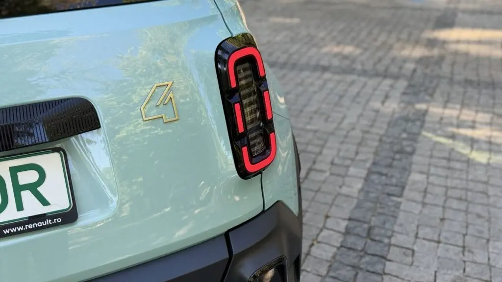 Renault învață pompierii să stingă mașini electrice în sub 10 minute