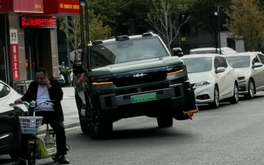 BYD a plecat pe trei roți după ce i-a blocat o anvelopă: tehnologia care schimbă regulile