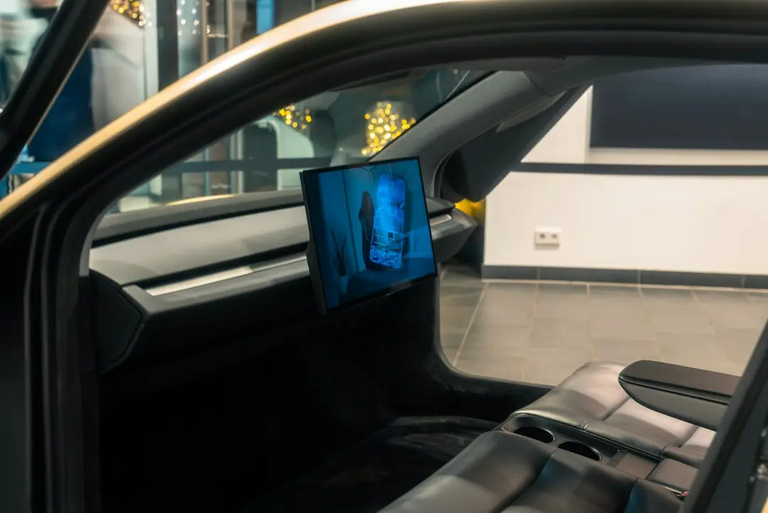 Tesla lansează Cybercab fără șofer: reglementări în frunte