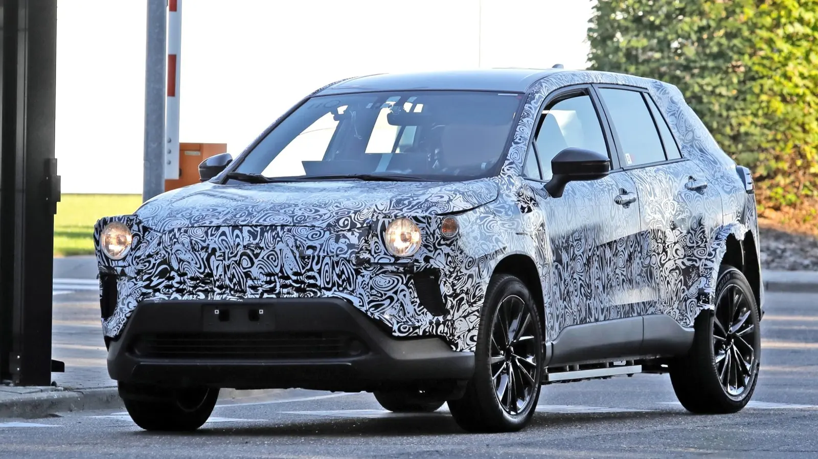 Toyota „deghizează” viitorul electric: un prototip misterios surprins pe șosele