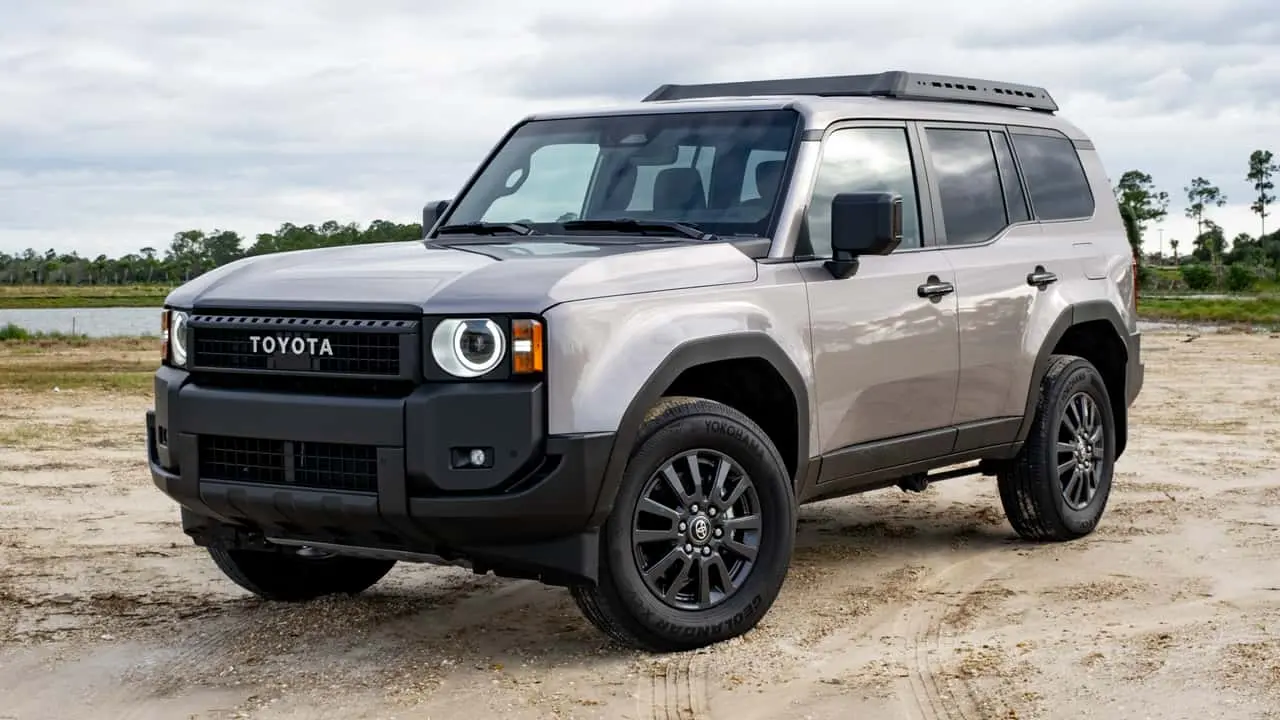 Toyota Land Cruiser Hybrid: Revocare pentru 105.000 de mașini din cauza riscului de incendiu