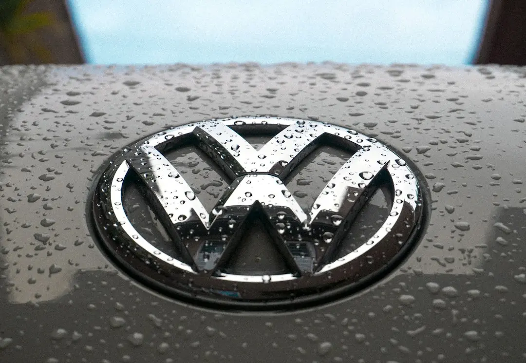 Volkswagen pe muchia unei greve: lupta pentru contractele colective